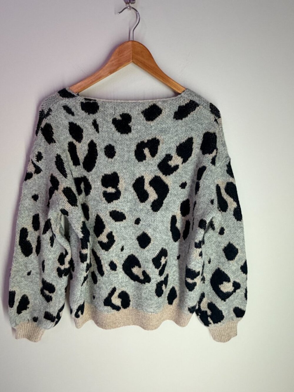Leopard Print V Neck Sweater Grey Black Tan Fuzzy Knit Scalloped Hem - Picture 6 of 6
